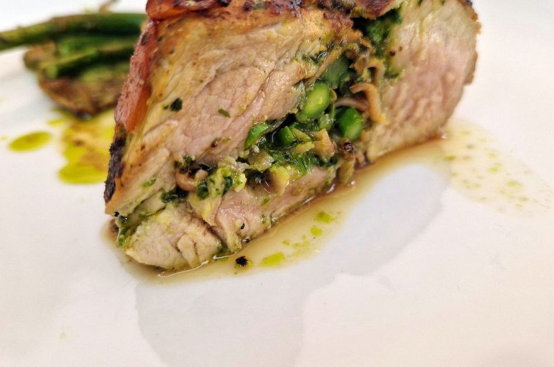 Gefülltes Schweinefilet mit grünem Minispargel und Bärlauchpesto