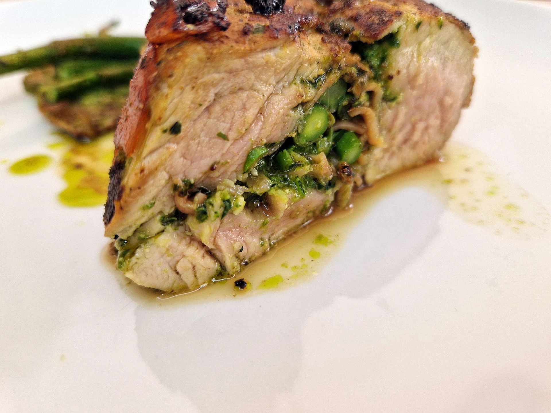 Mehr über den Artikel erfahren Gefülltes Schweinefilet mit grünem Minispargel und Bärlauchpesto