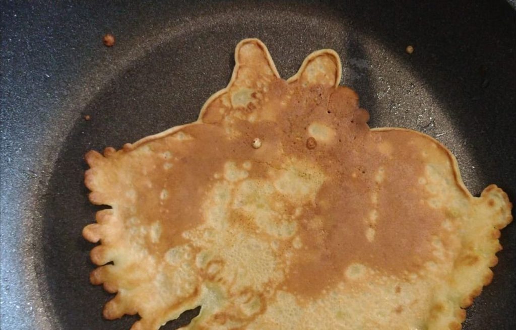 Der Pfannkuchen in der Pfanne sieht wie eine Fledermaus aus