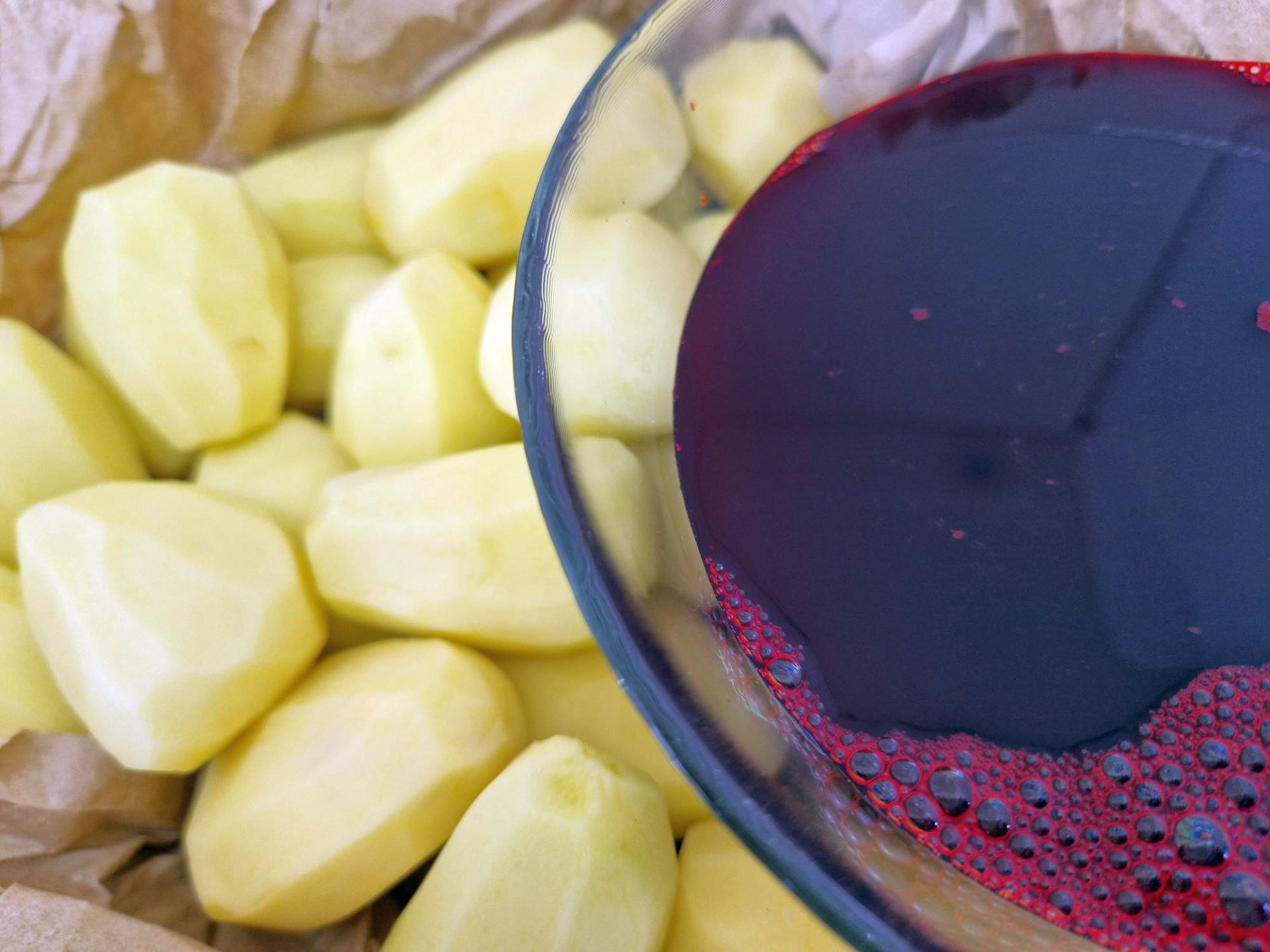 geschälte Kartoffeln und Rote Bete-Saft