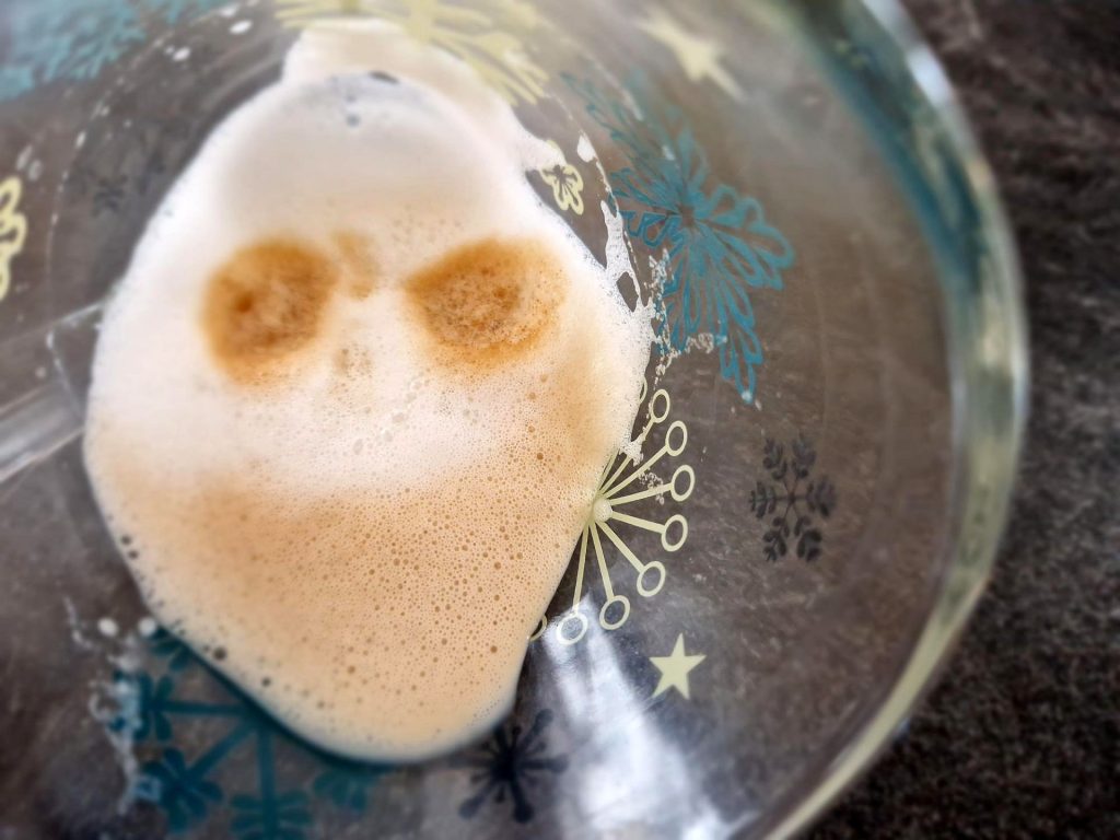Milchschaum eines Cappuccinos Fratzengesicht