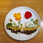 Ein Teller, auf dem mit verschiedenen Lebensmitteln Schnecken und Blumen gelegt wurden.