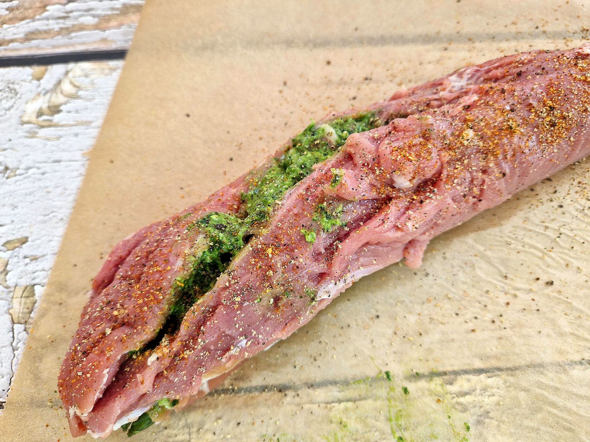rohes, gefülltes Schweinefilet