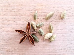 Sternanis und Kardamomkapseln