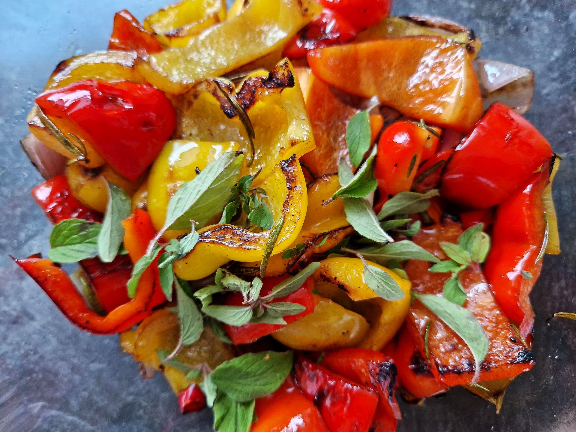 Antipastimix aus gebratener Paprika