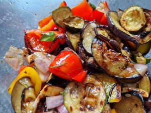 Mehr über den Artikel erfahren Antipastisalat (vegan)