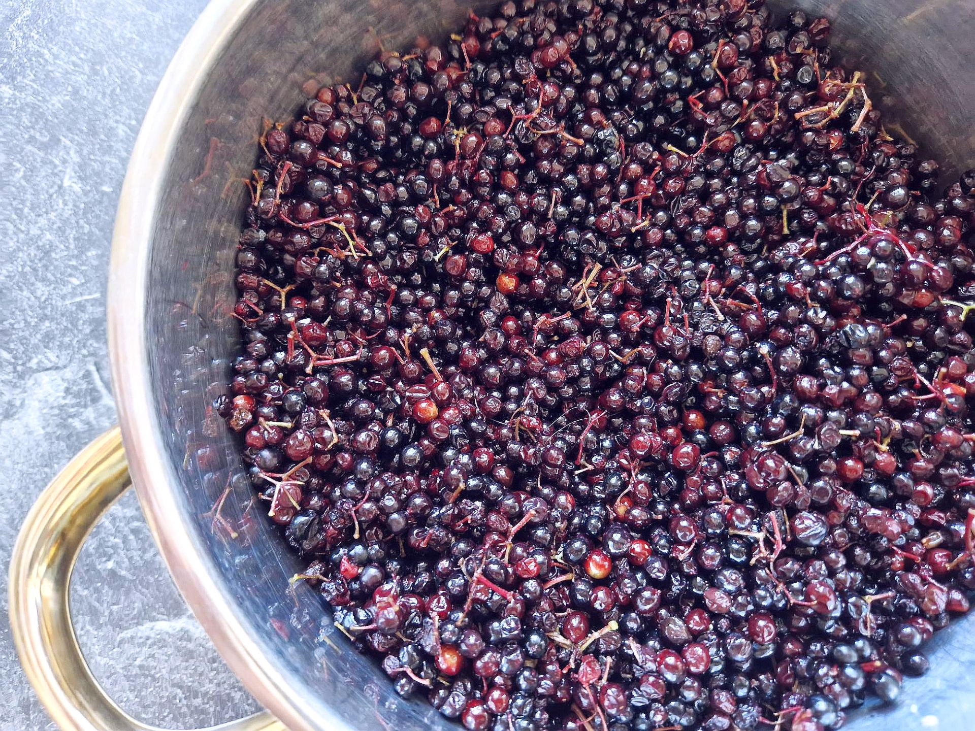 Abgezupfte Holunderbeeren im Topf