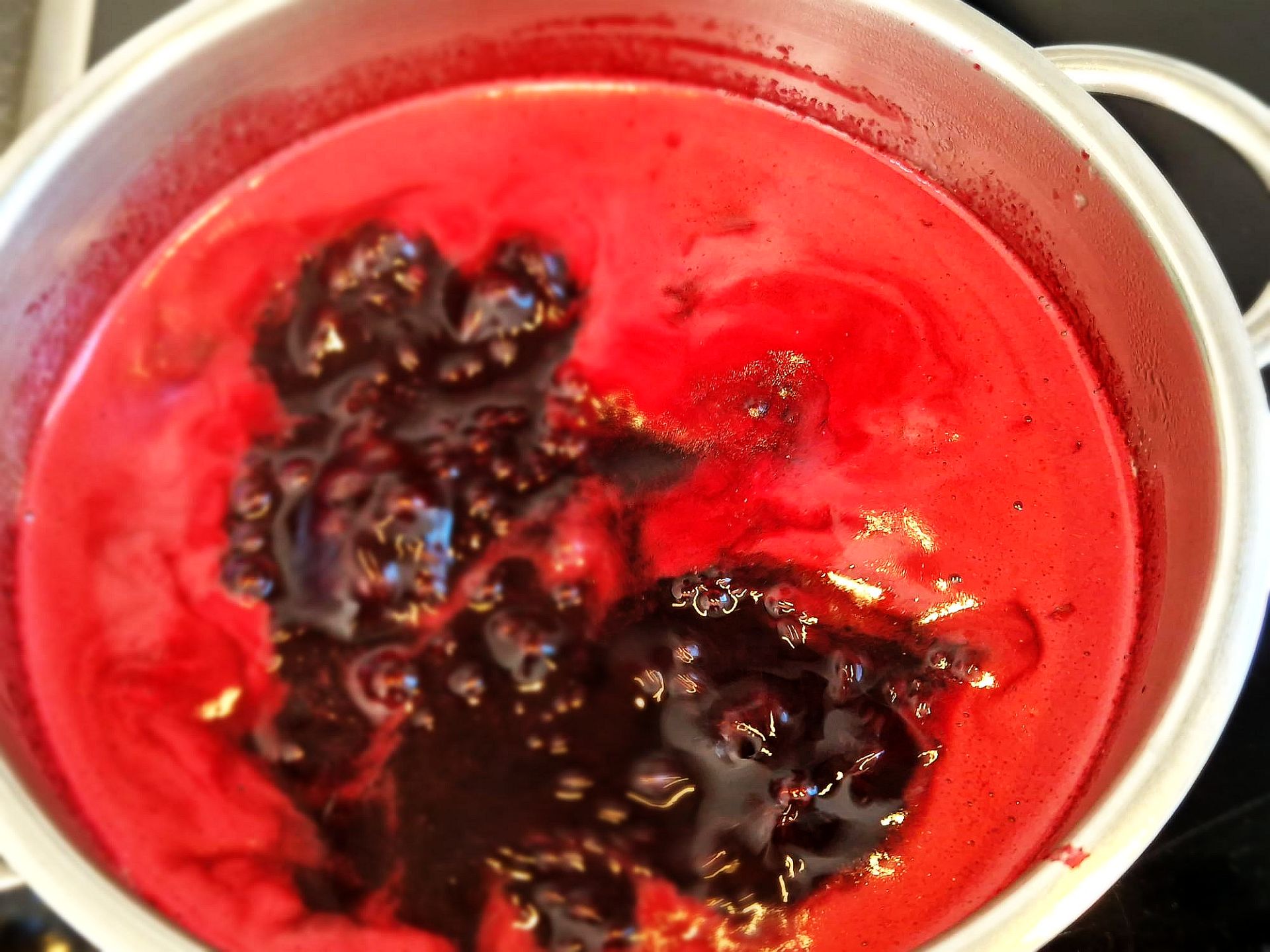 Holundersaft blubbert im Topf