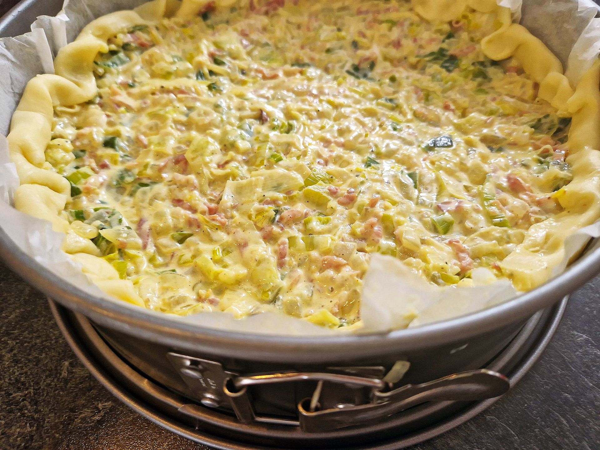 ungebackener Lauchkuchen in Springform