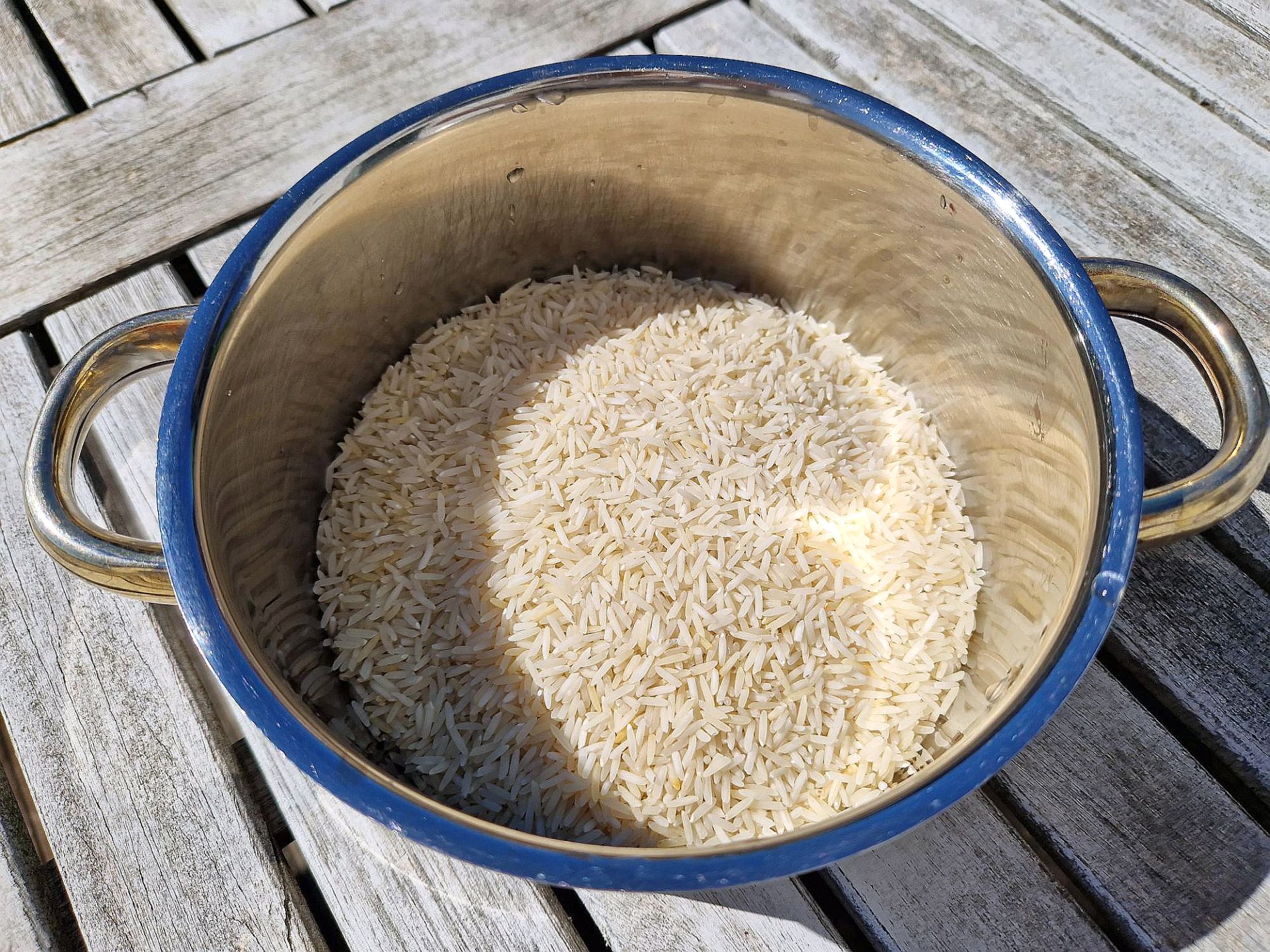 Reiskörner ungekocht Topf mit losen, ungekochten Reiskörnern
