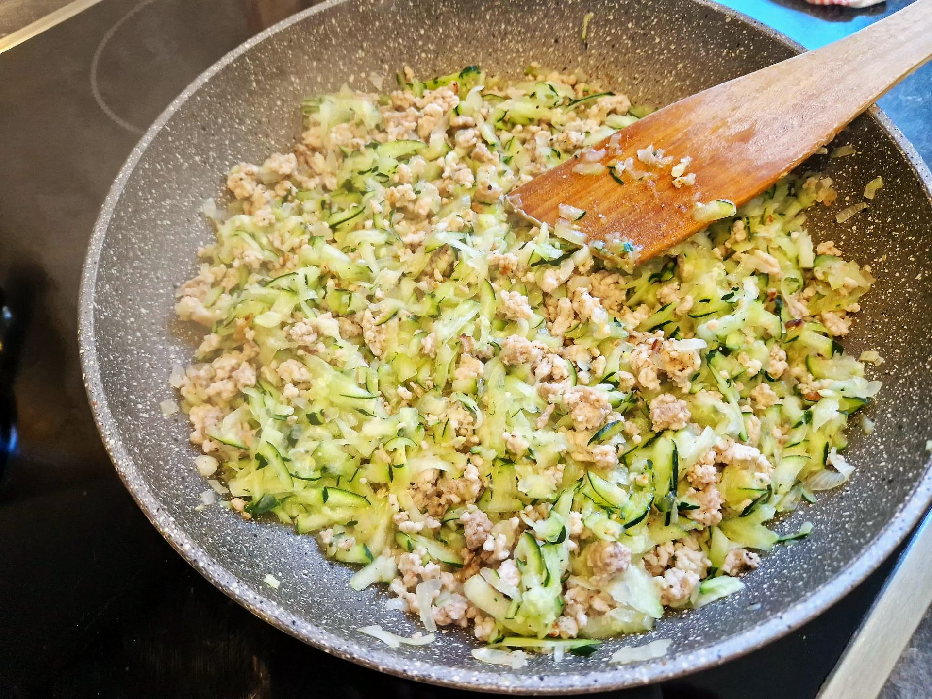 Zucchini Hack angeschwitzte Zucchini-Hackmasse in einer Pfanne