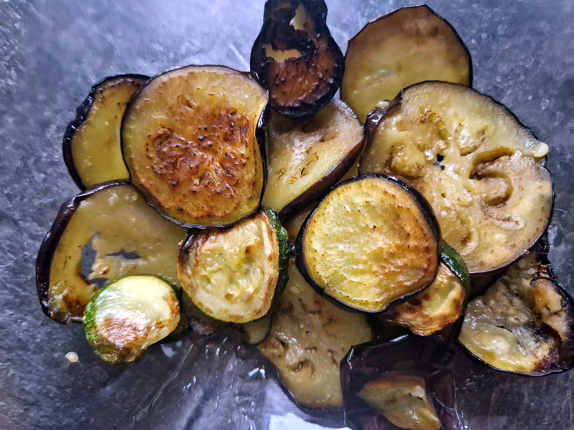 gebratene Auberginen- und Zucchinischeiben