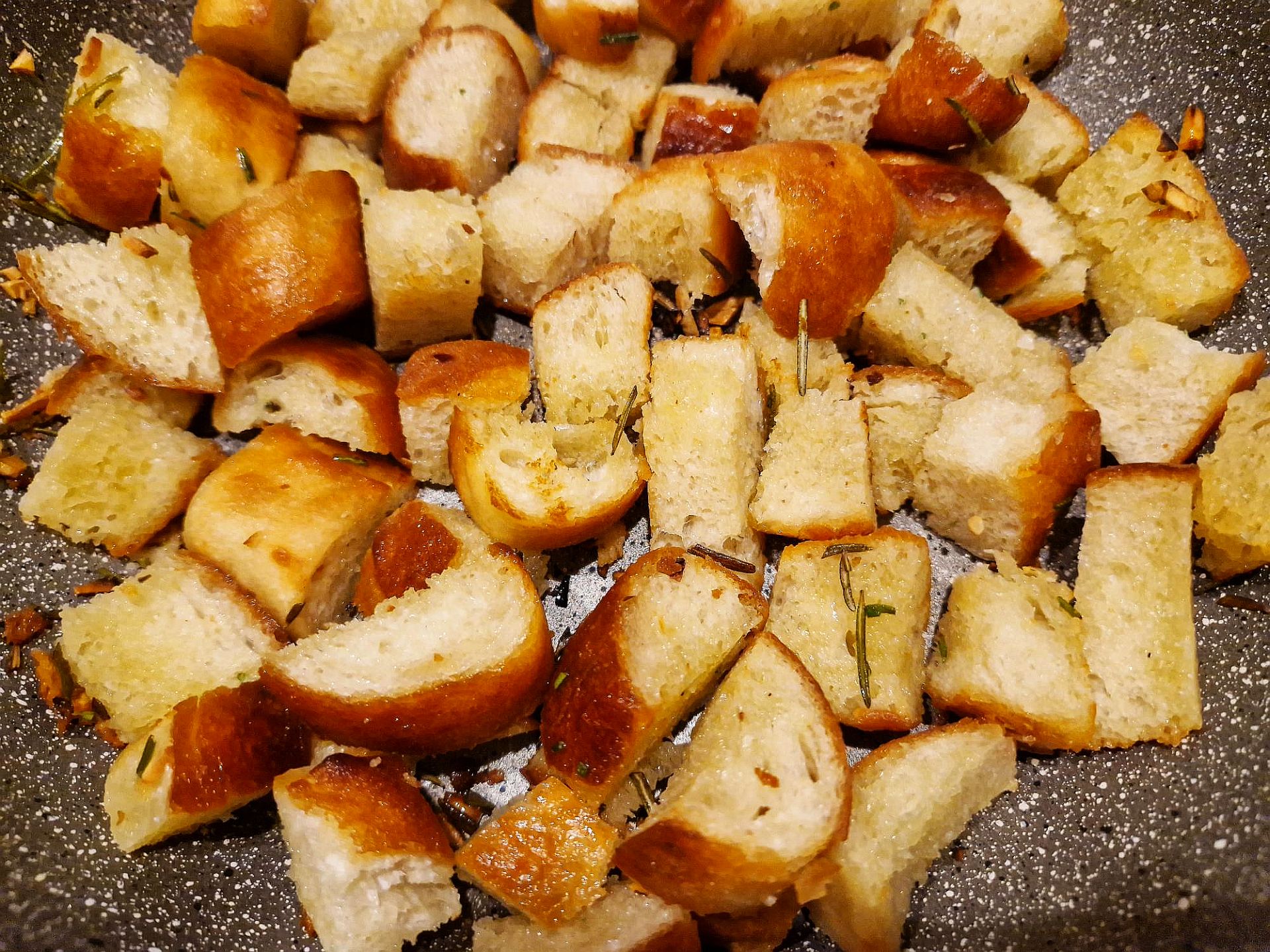 Geröstete Brotwürfel mit Rosmarin und Knoblauch