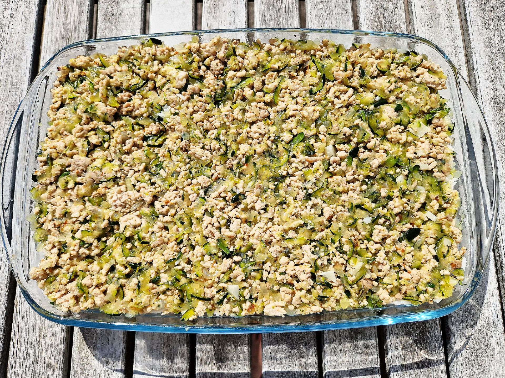 geschichteter Zuchhini Hack Gläserne Auflaufform mit Zucchini-Hack-Gemisch