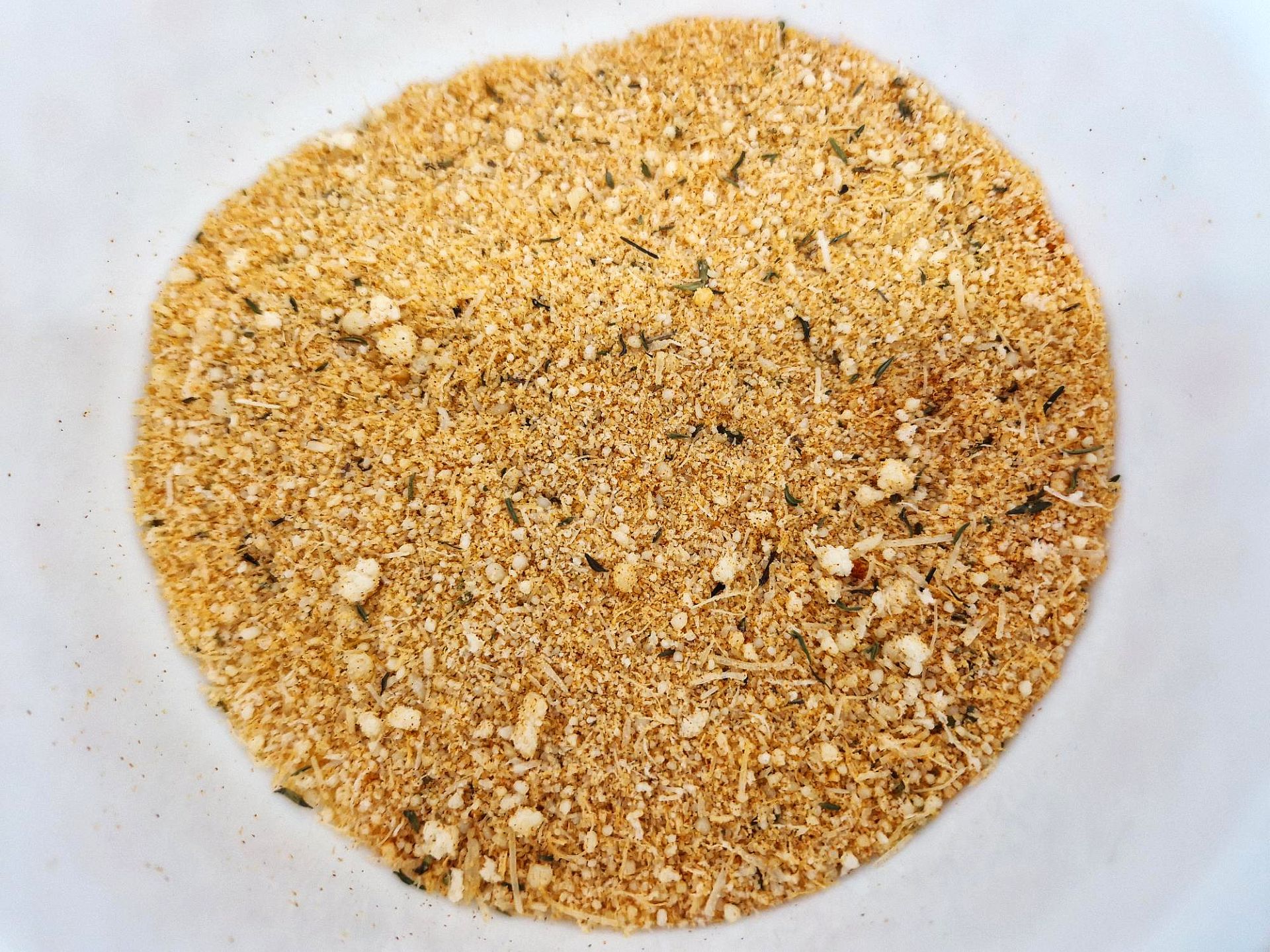Parmesan trocken geriebener Parmesan mit Paprikapulver und Thymian vermischt