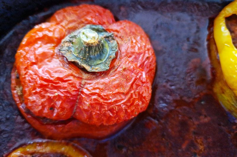 Gefüllte Paprika mit Schwarzbrot und Sauerkraut (vegetarisch)