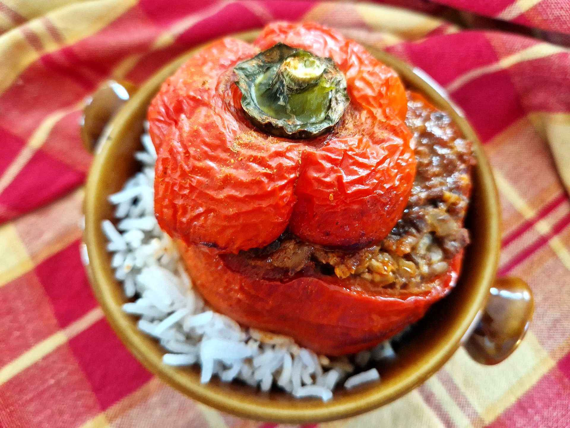 Mehr über den Artikel erfahren Gefüllte Paprika mit Schwarzbrot und Sauerkraut (vegetarisch)