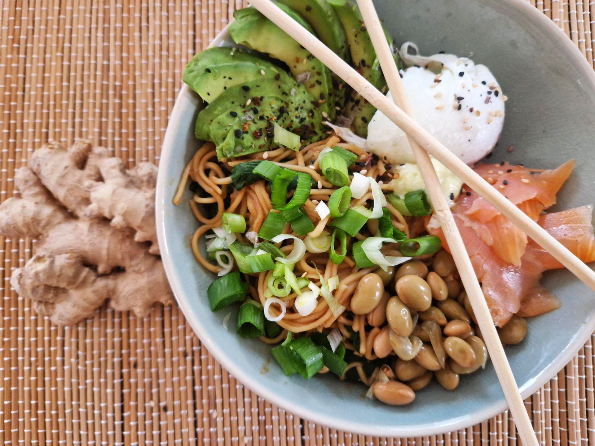 Mehr über den Artikel erfahren Ramen Bowl mit Avocado, Lachs und Wasabimayo