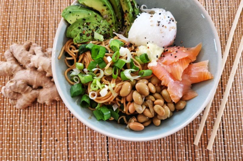 Ramen mit Avocado, Lachs und Wasabimayo