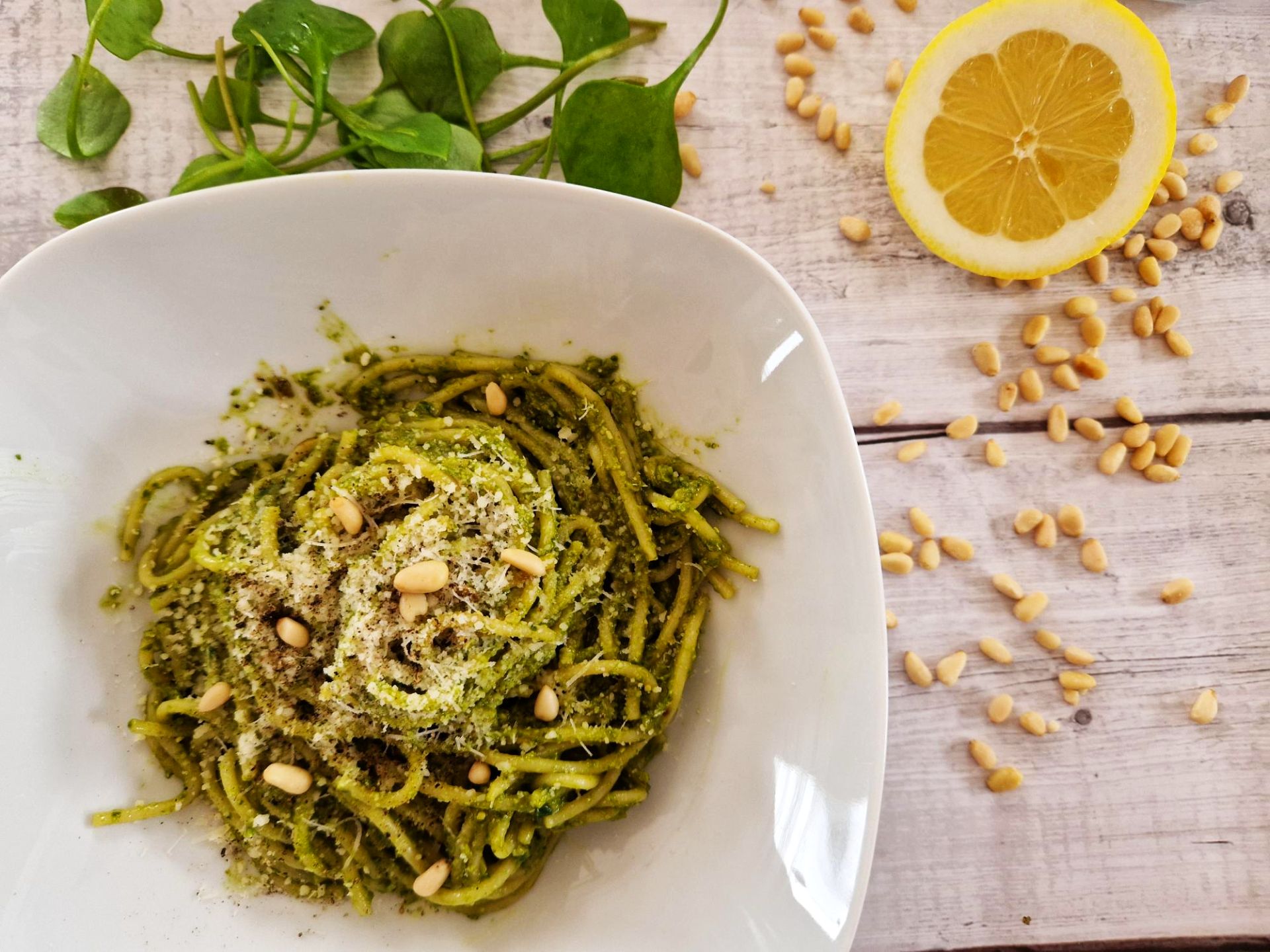 Mehr über den Artikel erfahren Pasta mit Postelein-Pinienkern-Pesto