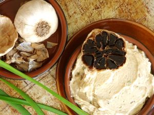 Mehr über den Artikel erfahren Butter mit schwarzem Knoblauch