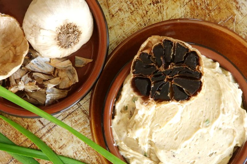 Butter mit schwarzem Knoblauch