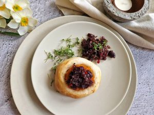 Mehr über den Artikel erfahren Brötchen mit Backcamembert und Zwiebelchutney