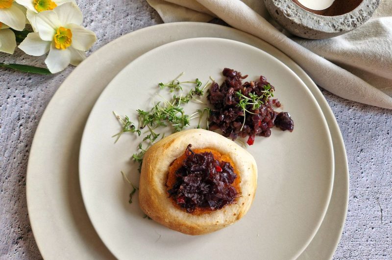 Brötchen mit Mini- Backcamembert und Zwiebelchutney