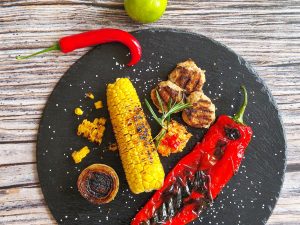 Mehr über den Artikel erfahren One-Pan Indoor-Grillteller mit Chili-Barbecue-Butter