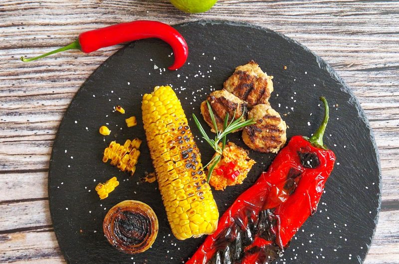 One-Pan Indoor-Grillteller mit Chili-Barbecue-Butter