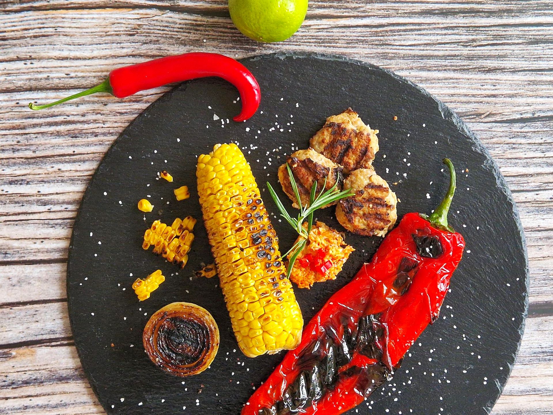Mehr über den Artikel erfahren One-Pan Indoor-Grillteller mit Chili-Barbecue-Butter