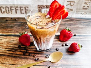 Mehr über den Artikel erfahren Erdbeer-Dalgona-Latte