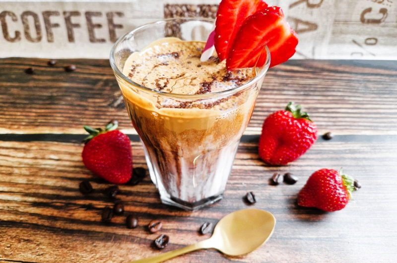 Erdbeer-Dalgona-Latte