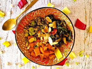 Mehr über den Artikel erfahren Mangold-Quinoa-Bowl mit Süßkartoffelwürfeln