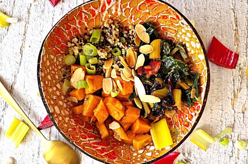 Mangold-Quinoa-Bowl mit Süßkartoffelwürfeln (vegan)