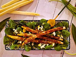 Mehr über den Artikel erfahren Feldsalat mit gebackenem Spargel und Bärlauch-Vinaigrette