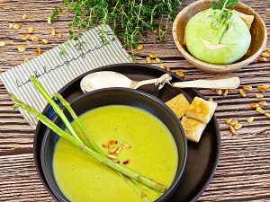 Mehr über den Artikel erfahren Suppe aus Kohlrabi und grünem Spargel