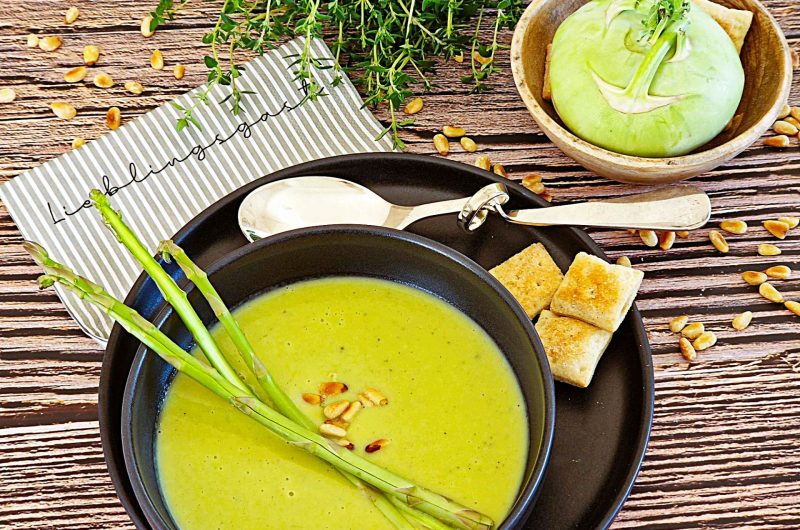 Suppe aus Kohlrabi und grünem Spargel