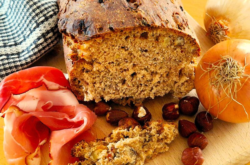 Zwiebel-Speckbrot mit Haselnüssen