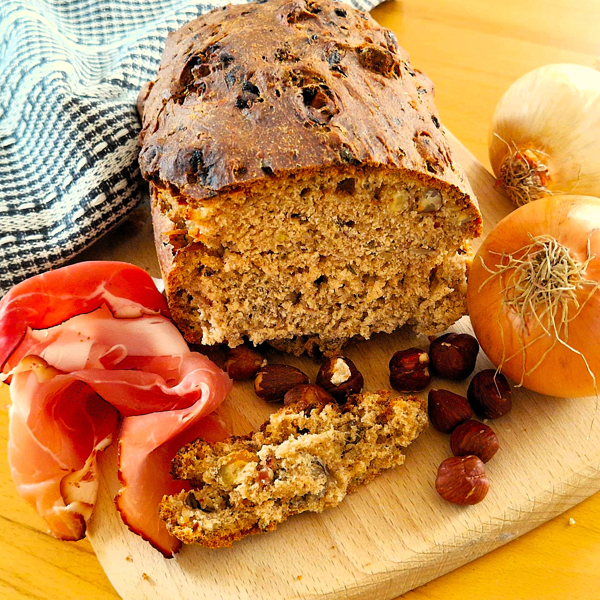 Mehr über den Artikel erfahren Zwiebel-Speckbrot mit Haselnüssen
