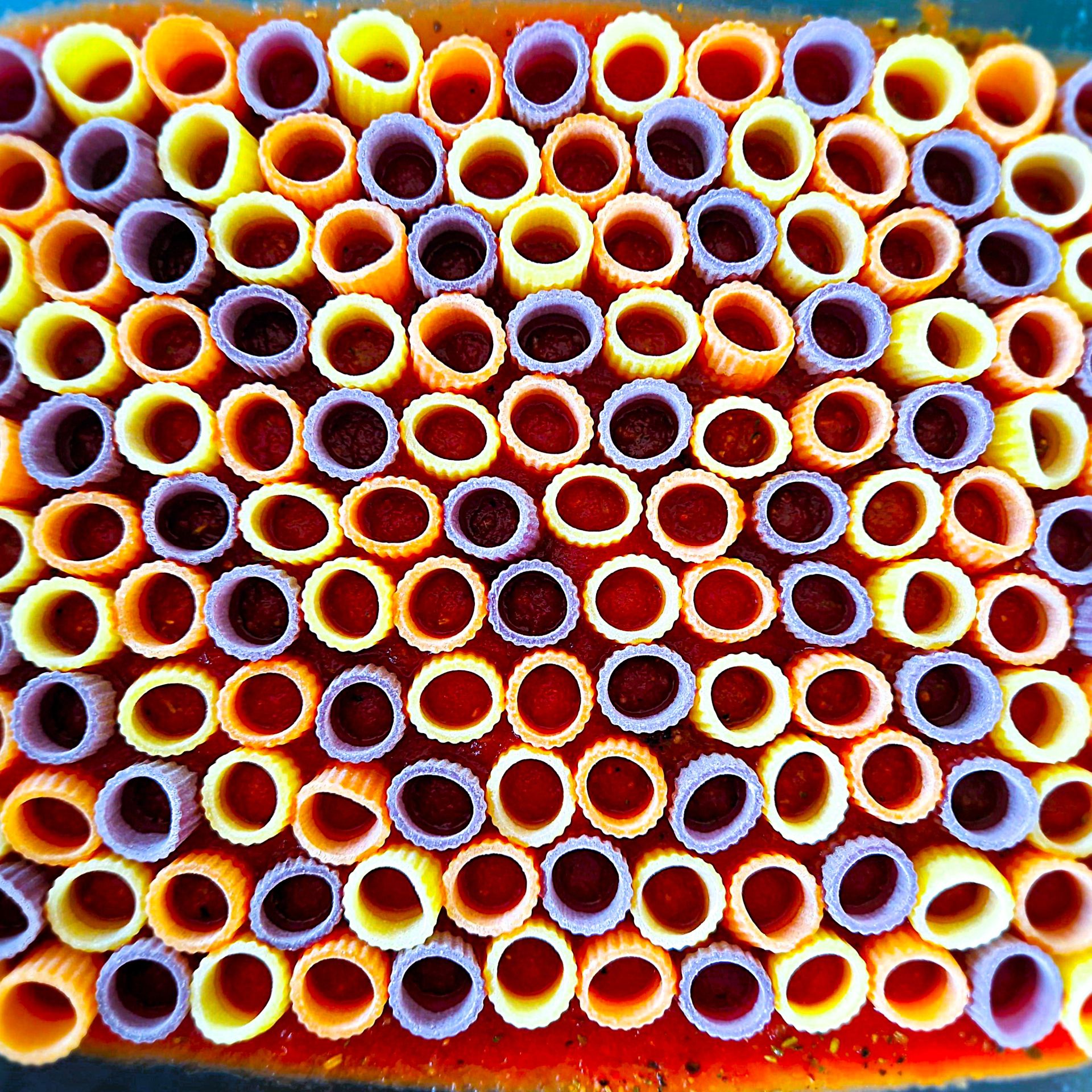 Bunte Mezzi Rigatoni aufrecht in Form stehend